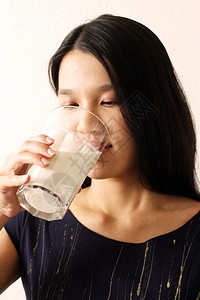 喝一杯牛奶的女人图片