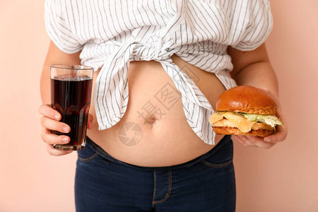超重女孩有不健康的汉堡包图片