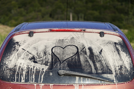 汽车肮脏的后窗和一颗心的铭文图片