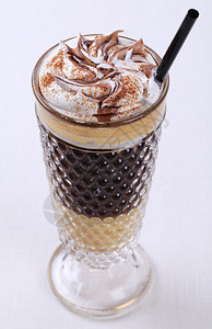 利口酒咖啡配生奶油和巧克力酱背景图片