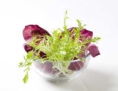 一碗新鲜沙拉绿菜图片