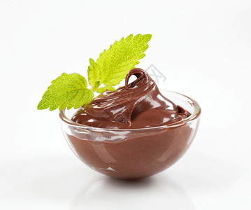 玻璃碗中的美味巧克力甜点图片