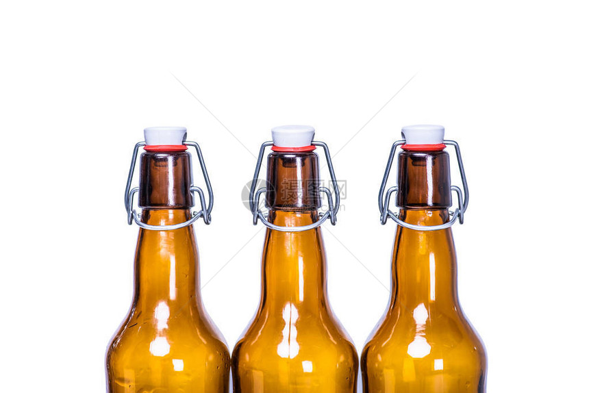 三瓶密封的啤酒瓶留在图片