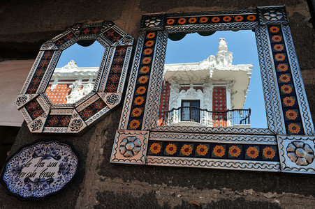 殖民建筑从墨西哥普埃布拉市街头的一面镜图片