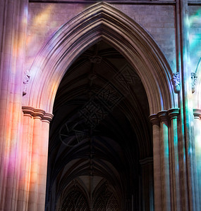 彩色玻璃窗上的灯光落在教堂图片