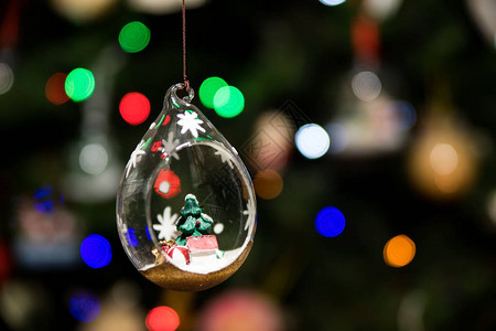 挂在圣诞树上的玻璃装饰品图片