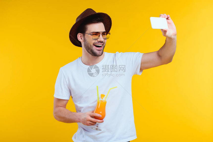 快乐的年轻人拿着夏天鸡尾酒和拿自拍用智能手机图片