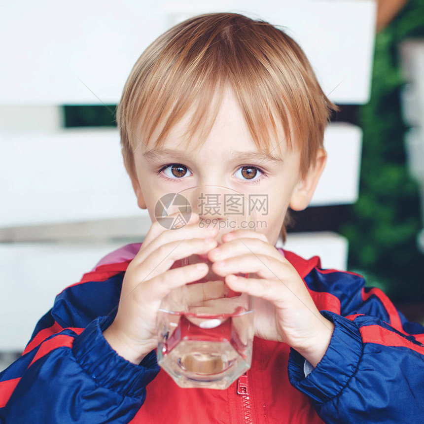 可爱的小运动男孩喝水户外的孩子孩子拿着一杯水孩子用一杯淡水健康图片