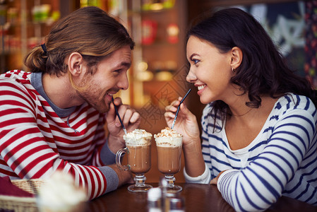 多情的侣坐在咖啡馆里图片
