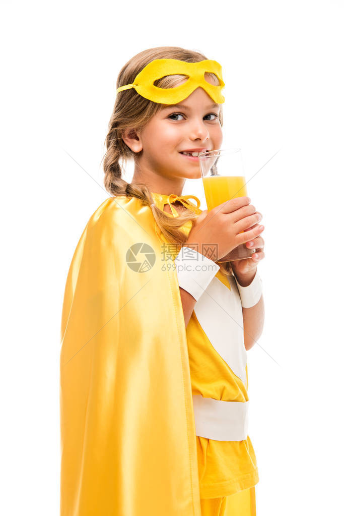 美丽的超级英雄女孩喝橙汁图片