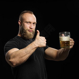 胡子人喝啤酒喝啤酒图片