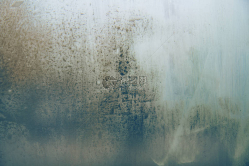 浓雾玻璃上雨滴的古老音调图像带梯度的图片