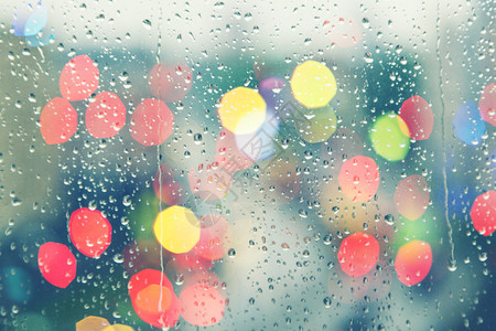 雨天雷在窗户上滴水下雨天气雨背景图片