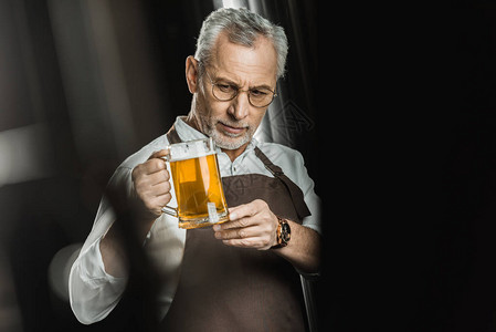 专业酿酒师看着啤酒图片