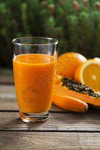健康的橙子木瓜和胡萝卜冰沙图片