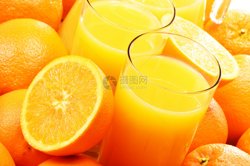 两杯橙汁和水果的组合物图片