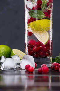 玻璃杯中的红莓柠檬水有冰块鸡尾图片