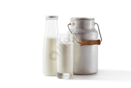 罐头瓶子和玻璃中的新鲜牛奶图片