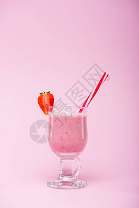 玻璃中美味可口的草莓奶昔图片