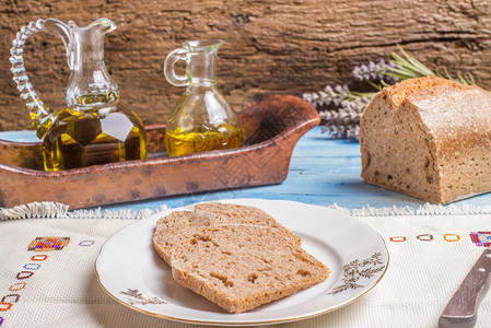 木制桌上的香面包和橄榄油地中海饮食图片