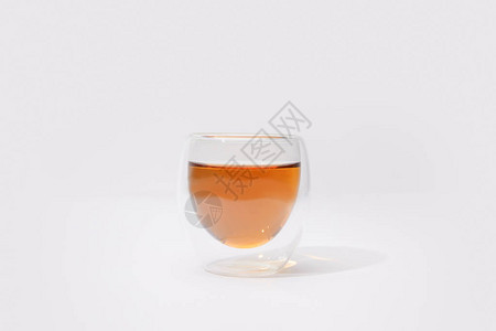 灰色新鲜热茶玻璃杯的特写视图图片