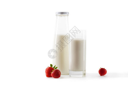 瓶装牛奶和玻璃中的鲜草莓图片