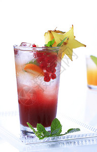 杯用水果装饰的冰镇饮料图片