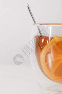 玻璃杯加新鲜的热茶勺子图片