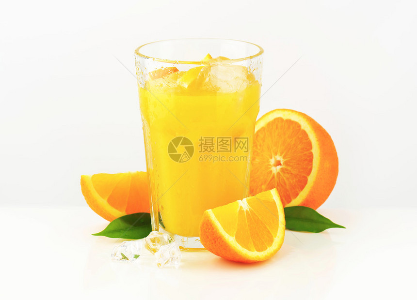 一杯加冰的橙汁图片