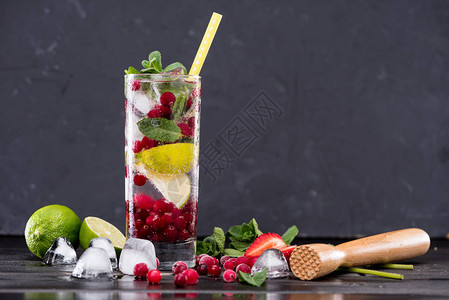 玻璃杯中的红莓柠檬水有冰块鸡尾图片
