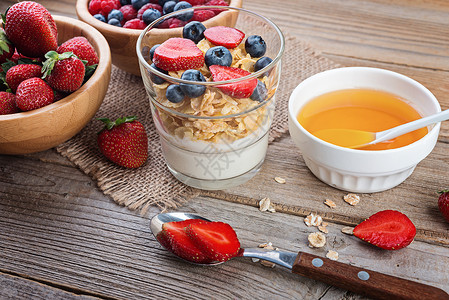 健康的早餐酸奶和果汁在生图片