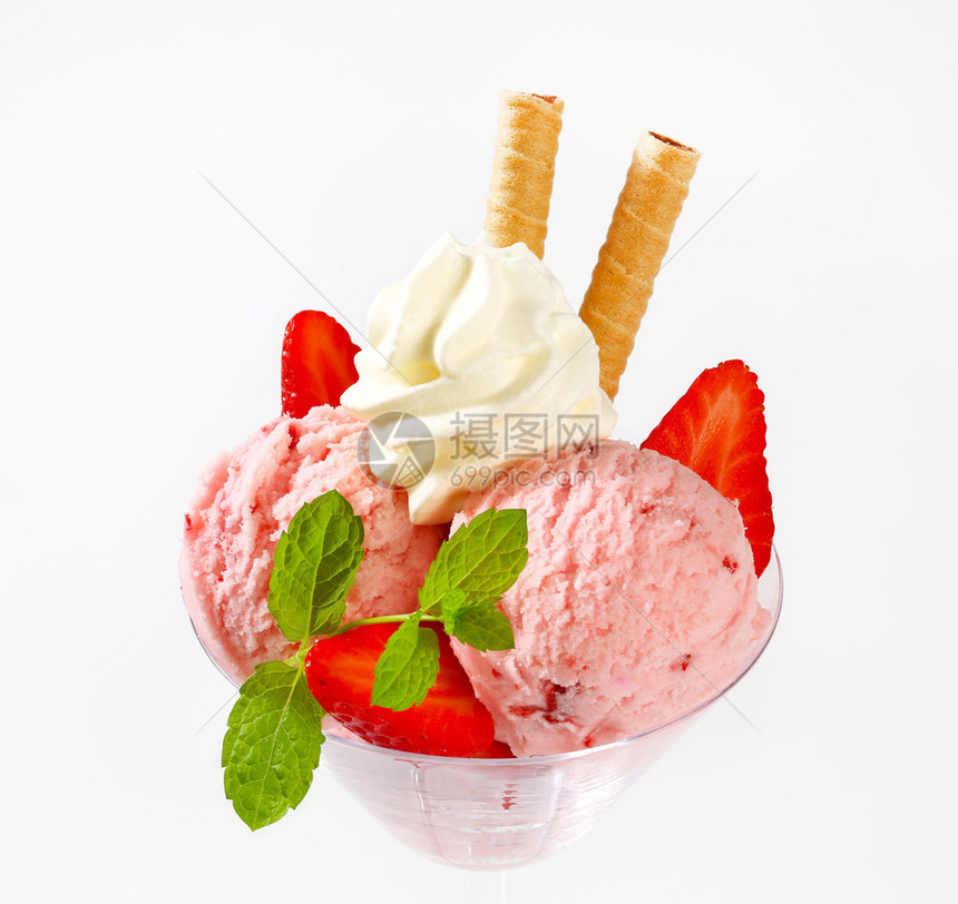 冰淇淋配新鲜草莓和生奶油图片