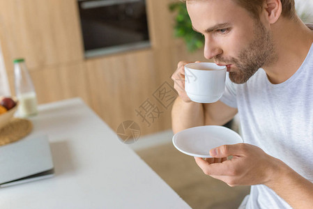 年轻人在厨房喝咖啡时有图片