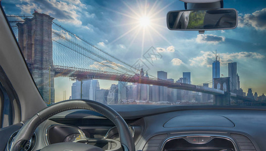 透过汽车挡风玻璃寻找美国纽约市布鲁克林大桥的标志建筑物图片