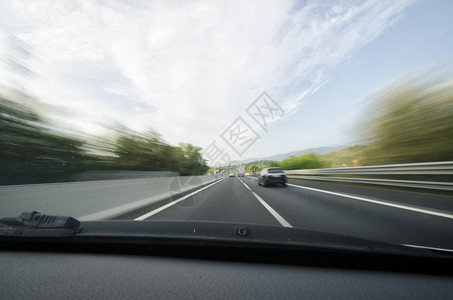 汽车在高速公路图片