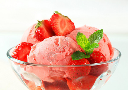 一勺草莓冰淇淋和新鲜草莓背景图片