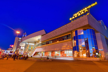 明斯克火车站夜景大楼单背景图片
