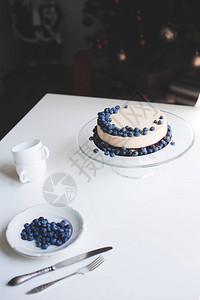 芝士蛋糕和蓝莓在玻璃柜上图片