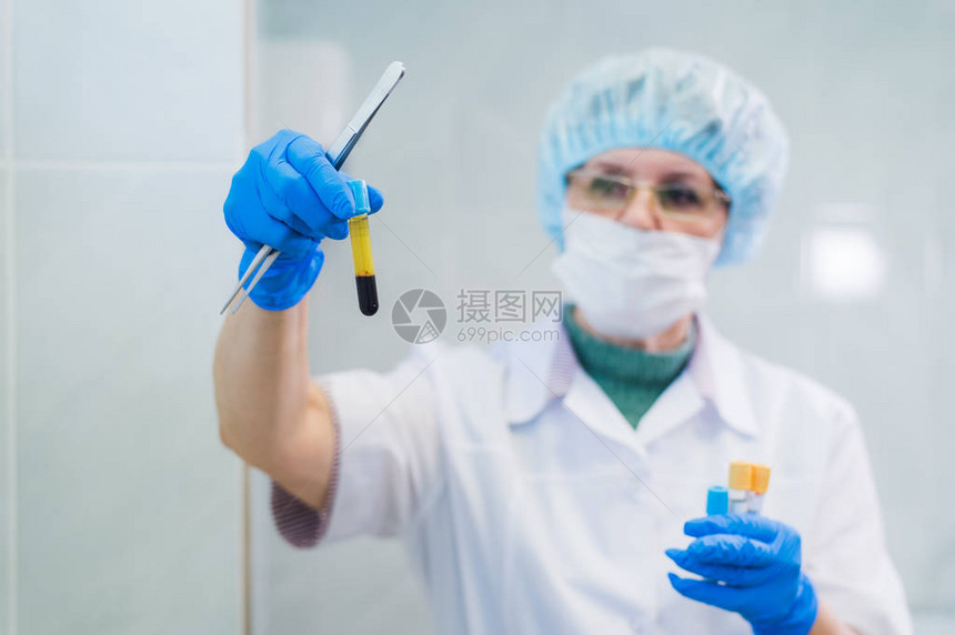 一名高级女化学家在离心机内安装一些血样本管图片