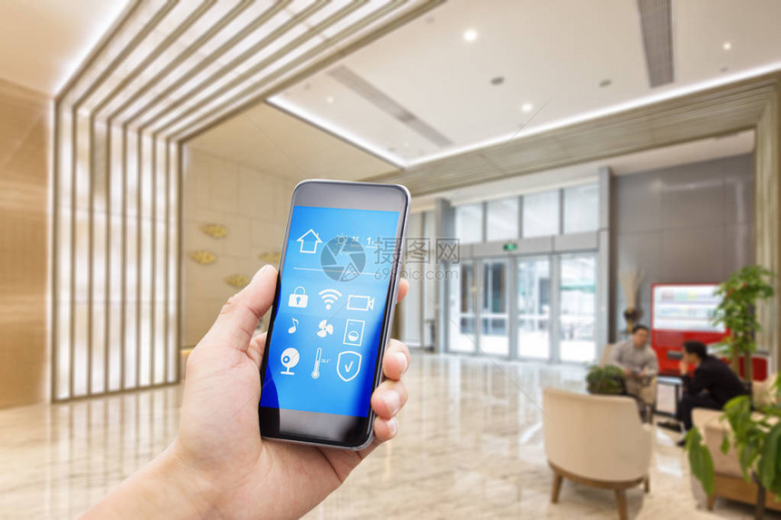 在现代办公大楼宽敞的大厅里手机和智能图片