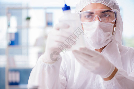 在实验室工作的化学家图片