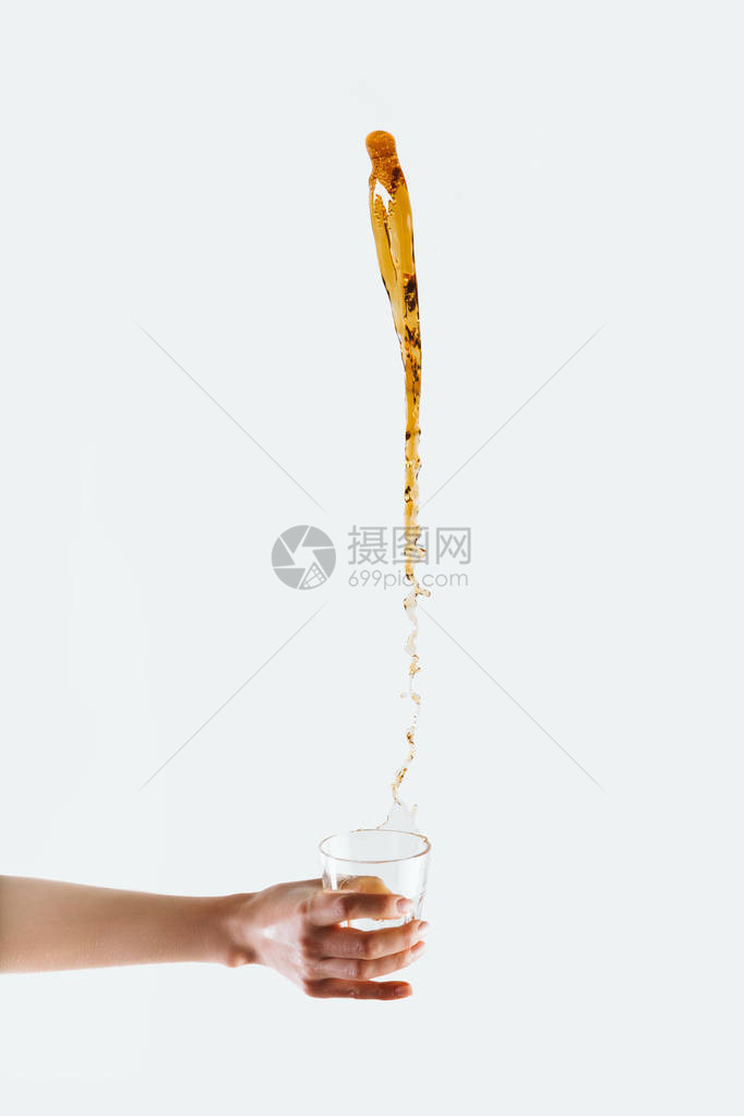 以白色隔绝的手握玻璃和大杯图片