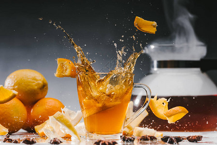 玻璃杯中的大量茶水配以柑橘和香料图片