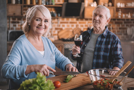 快乐的老年夫妇一起喝酒做饭图片