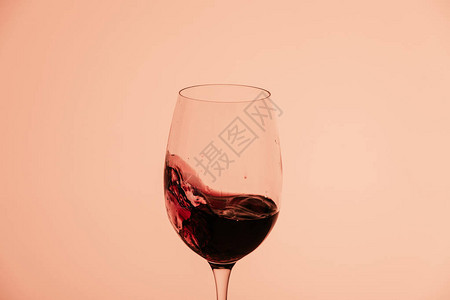 玻璃红葡萄酒在米色上与图片