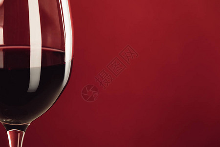 用红色葡萄酒隔在红色上图片