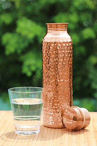 带玻璃的印度传统手工铜水瓶图片