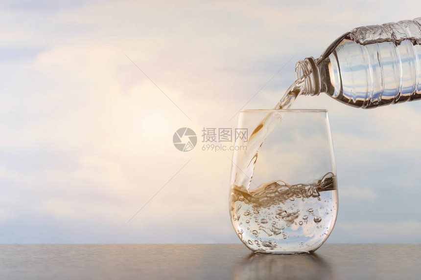 饮用水倒入玻璃杯中图片