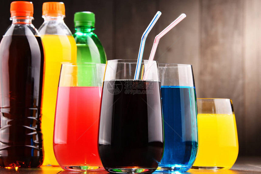 各种颜色的各类混合碳化软饮料玻图片