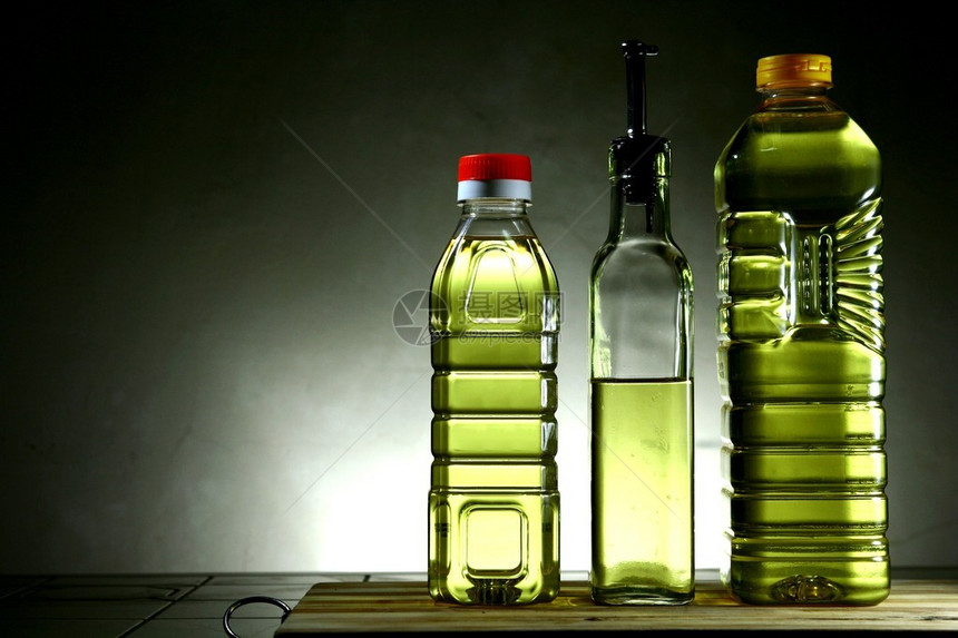 不同瓶子中食用油的照片图片